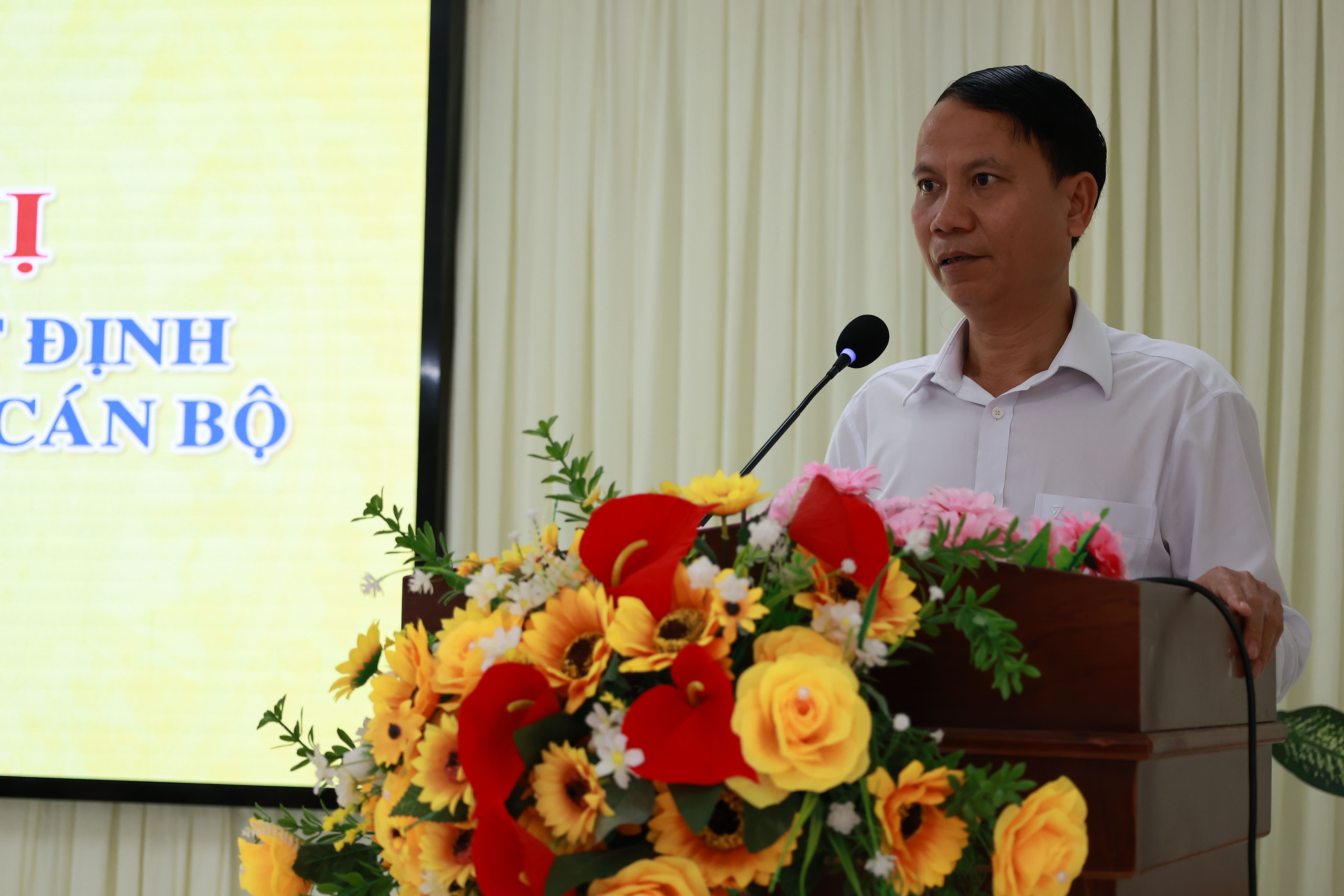 Ông Đặng Ngọc Sáng - Trưởng phòng Văn hoá - Xã hội Thông qua các quyết định về Công tác cán bộ