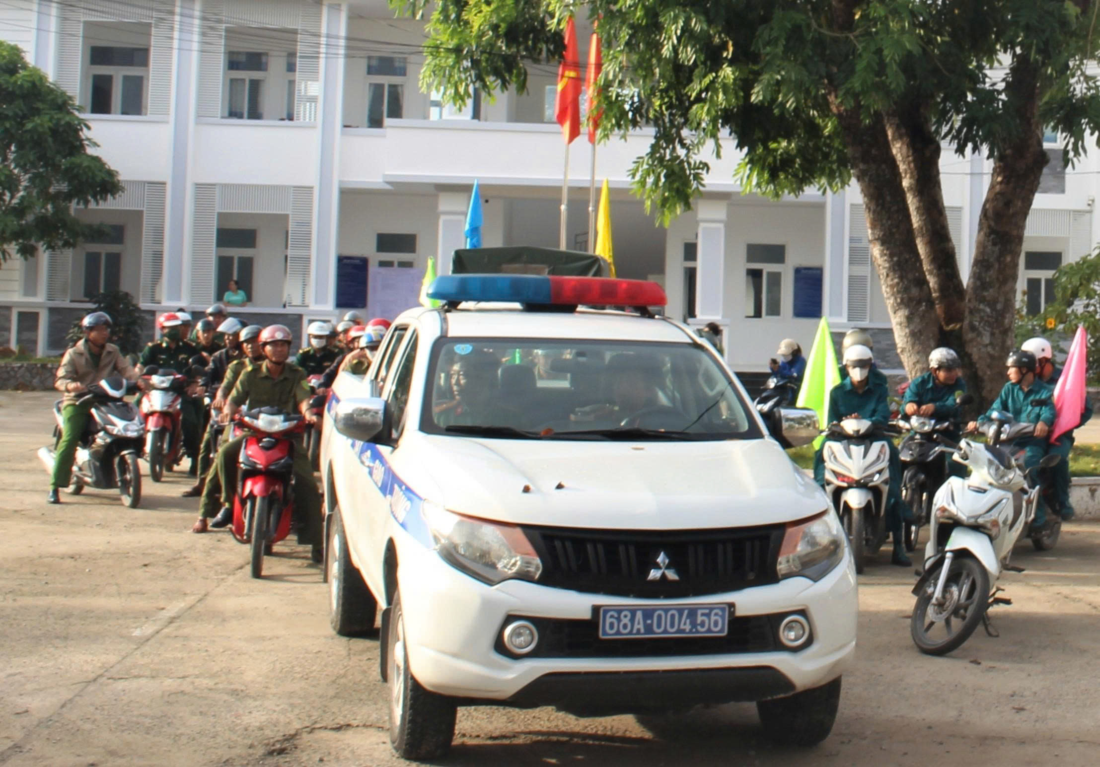 Lực lượng Công an, Quân sự và đoàn viên – hội viên chuẩn bị diễu hành từ ấp Đồng Cừ đến ấp Mẹt Lung