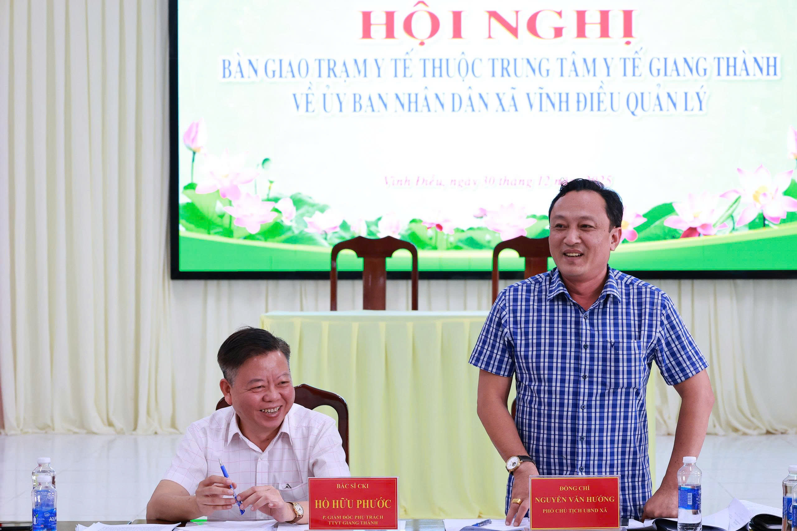 Ông Nguyễn Văn Hướng – Phó Chủ tịch UBND xã Vĩnh Điều phát biểu tại Hội nghị bàn giao Trạm Y tế.