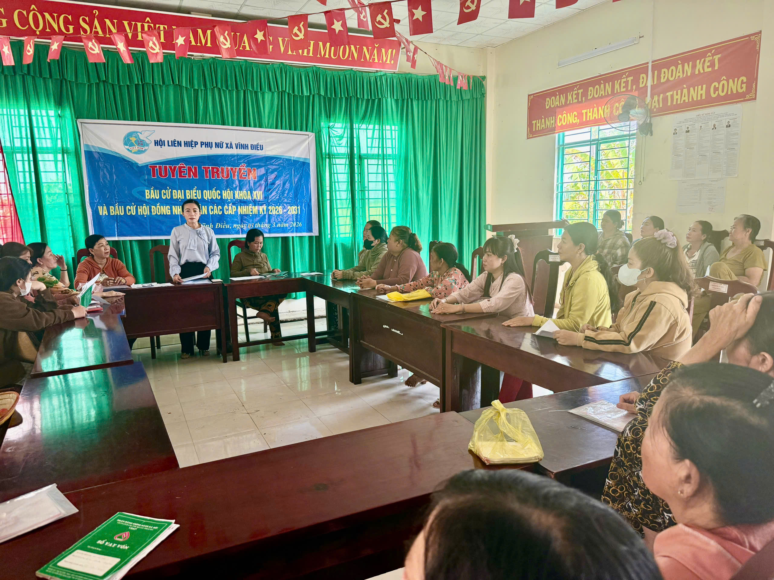 Đồng chí Lê Ngọc Nương, Phó Chủ tịch Hội LHPN xã tuyên truyền