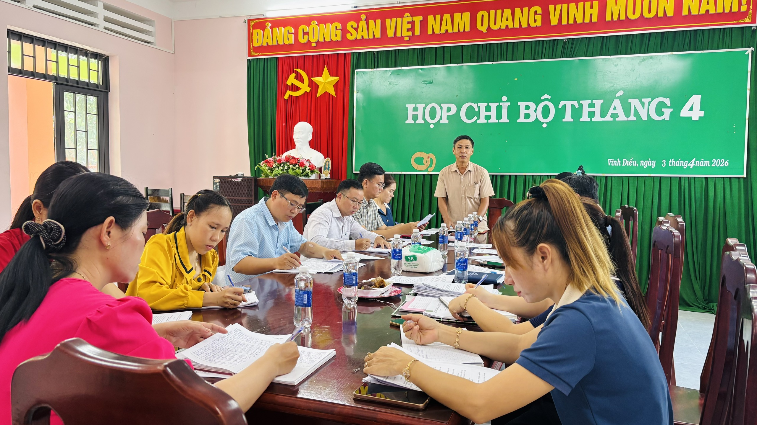 Đ/c Huỳnh Thiện Khoa, Phó Bí thư Thường trực Đảng uỷ làm việc cùng Chi bộ Trường Mầm Non Vĩnh Điều